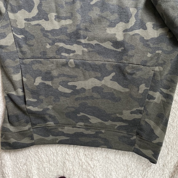 Express oversized camo with front hideaway pocket - Picture 4 of 5